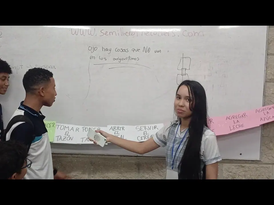Estudiante lidera la explicación ante el grupo